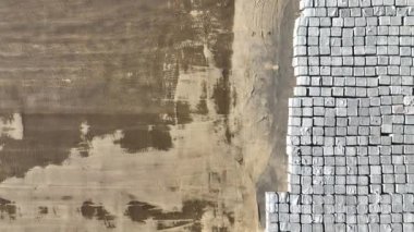 Bir depo dolusu döşeme levhasının üst görüntüsü