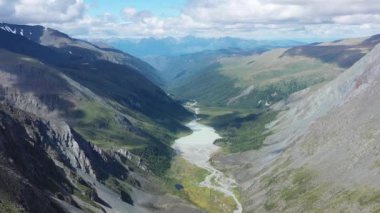 İnsansız hava aracı dağlardaki bir vadide uçuyor.