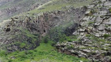 Kayalık dağların ve şelalenin insansız hava aracı görüntüsü