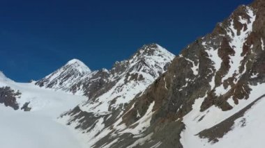 Karla kaplı dağ havadan görünümü