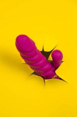 Sarı kağıda sarılı Magenta renkli seks oyuncağı