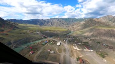 Dağlardaki bir köyün helikopter görüntüsü