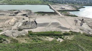 Göl kenarındaki bir kum ocağının drone görüntüsü