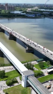 Nehir üzerindeki köprü ve metro köprüsünün insansız hava aracı görüntüsü