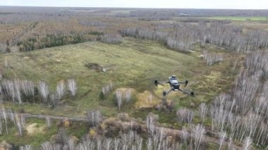 İnşaat alanının üzerinde uçan bir İHA 'nın havadan görüntüsü
