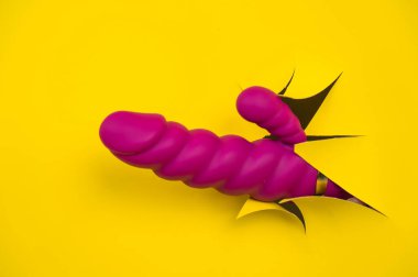 Sarı kağıda sarılı Magenta renkli seks oyuncağı