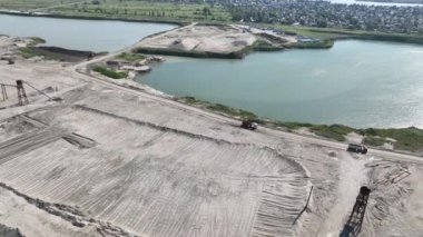 Göl kenarındaki bir kum ocağının drone görüntüsü