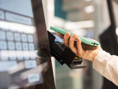 Yüzsüz Kadın Süpermarkette Kendini Kontrol Etmek İçin Akıllı Telefon Kullanıyor