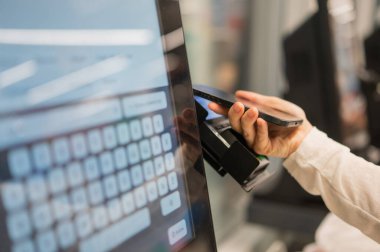 Yüzsüz Kadın Süpermarkette Kendini Kontrol Etmek İçin Akıllı Telefon Kullanıyor