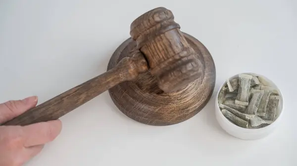 Yargıç Bangs Gavel. Çiğneme Tütünü Yasağı