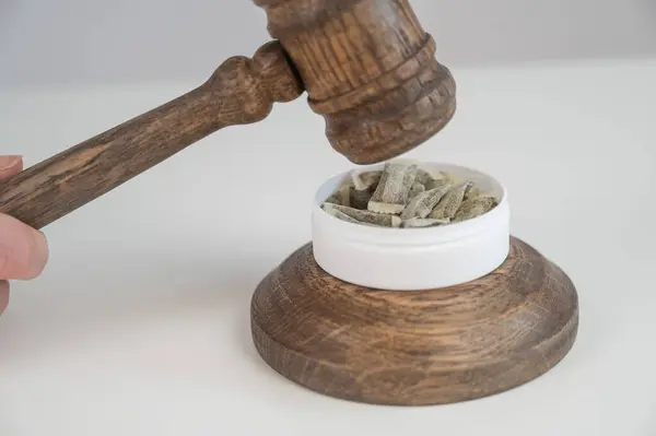 Yargıç Bangs Gavel. Çiğneme Tütünü Yasağı