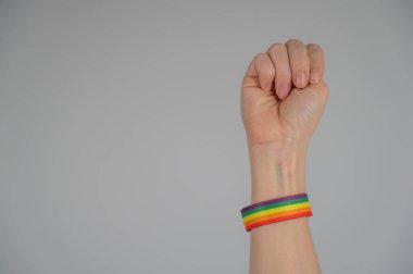 Kadın yumruğu, gökkuşağı bileziği.