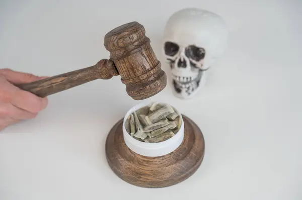 Yargıç Bangs Gavel. Çiğneme Tütünü Yasağı