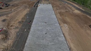 Yükleyiciler döşeme döşemeleri döşüyorlar. Bir İHA görüntüsü
