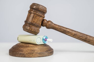 Yargıç tokmağı elektronik sigaraya vurdu. Sigara yasağı. Tütün ısıtma sistemleri