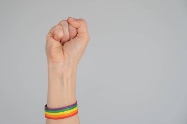 Kadın yumruğu, gökkuşağı bileziği.