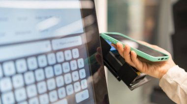 Yüzsüz Kadın Süpermarkette Kendini Kontrol Etmek İçin Akıllı Telefon Kullanıyor