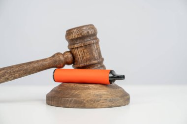 Yargıç tokmağı tek kullanımlık tüpe vurur. Sigara yasağı