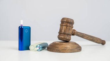 Hakimler tokmak ve elektronik sigara. Sigara yasağı. Tütün ısıtma sistemleri