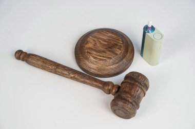 Yargıç tokmak ve e-sigara. Sigara yasağı. Tütün ısıtma sistemleri