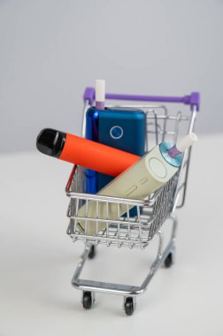 Elektronik sigara ve tek kullanımlık bir tüp. Tütün ısıtma sistemleri ve buharlaştırıcı