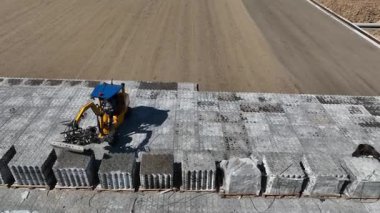 Yükleyiciler döşeme döşemeleri döşüyorlar. Bir İHA görüntüsü