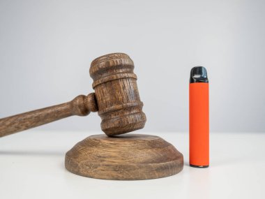 Yargıç tokmak ve e-sigara. Sigara yasağı. Tütün ısıtma sistemleri