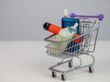 Elektronik sigara ve tek kullanımlık bir tüp. Tütün ısıtma sistemleri ve buharlaştırıcı