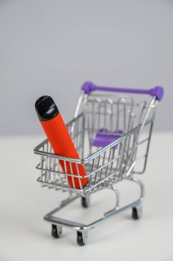 Müşteri arabasında tek kullanımlık bir tüp.