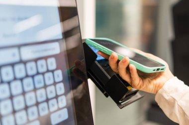 Yüzsüz Kadın Süpermarkette Kendini Kontrol Etmek İçin Akıllı Telefon Kullanıyor