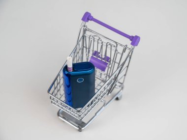 Alışveriş arabasında elektronik sigara. Tütün ısıtma sistemi