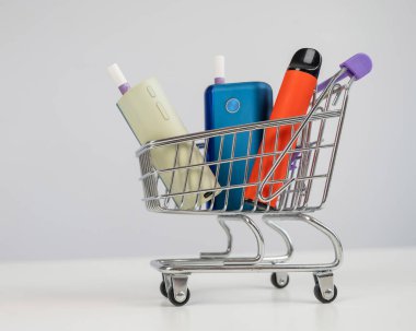 Elektronik sigara ve tek kullanımlık bir tüp. Tütün ısıtma sistemleri ve buharlaştırıcı