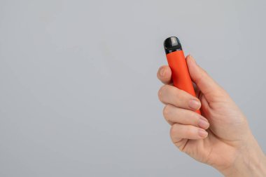 Beyaz arka planda tek kullanımlık bir yelek tutan kadın. Boşluğu kopyala