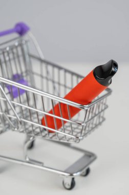 Müşteri arabasında tek kullanımlık bir tüp.