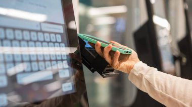 Yüzsüz Kadın Süpermarkette Kendini Kontrol Etmek İçin Akıllı Telefon Kullanıyor