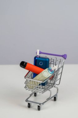 Elektronik sigara ve tek kullanımlık bir tüp. Tütün ısıtma sistemleri ve buharlaştırıcı