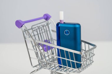 Alışveriş arabasında elektronik sigara. Tütün ısıtma sistemi