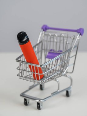 Müşteri arabasında tek kullanımlık bir tüp.