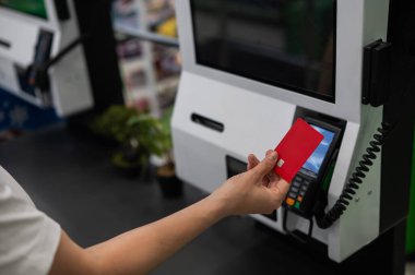 Modern Perakende Mağazasında Canlı Alışveriş Deneyimi