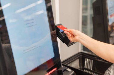 Modern Perakende Mağazasında Canlı Alışveriş Deneyimi