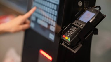 Bir kadın kendini kontrol etme makinesi kullanır.