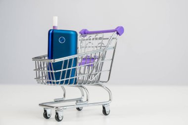 Alışveriş arabasında elektronik sigara. Tütün ısıtma sistemi