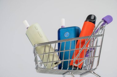 Elektronik sigara ve tek kullanımlık bir tüp. Tütün ısıtma sistemleri ve buharlaştırıcı