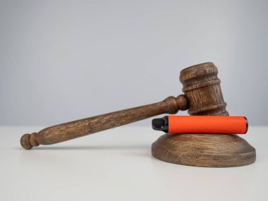 Yargıç tokmak ve e-sigara. Sigara yasağı. Tütün ısıtma sistemleri