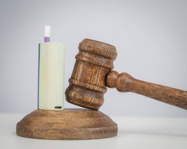 Yargıç tokmak ve e-sigara. Sigara yasağı. Tütün ısıtma sistemleri