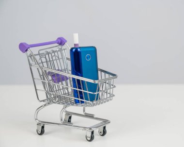 Alışveriş arabasında elektronik sigara. Tütün ısıtma sistemi