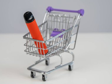 Müşteri arabasında tek kullanımlık bir tüp.