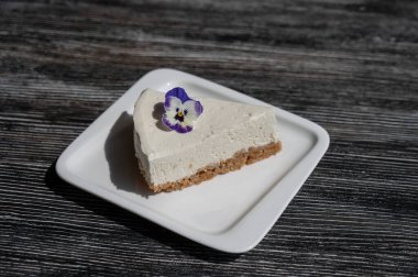 cheesecake beyaz bir plaka üzerinde bir parça