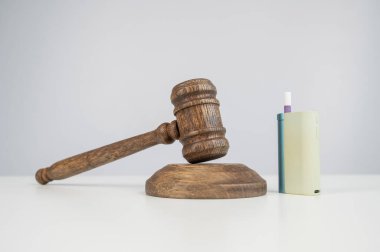 Yargıç tokmak ve e-sigara. Sigara yasağı. Tütün ısıtma sistemleri