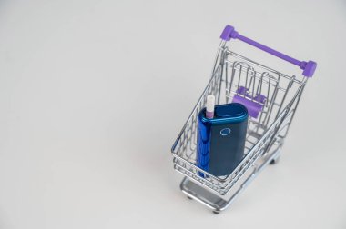 Alışveriş arabasında elektronik sigara. Tütün ısıtma sistemi